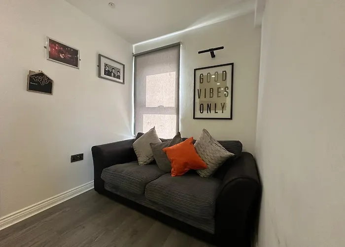 2-Bed Apartment With Rooftop Garden In Prime Cardiff City Location